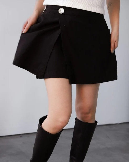 Noble ash utility skort with a shell button